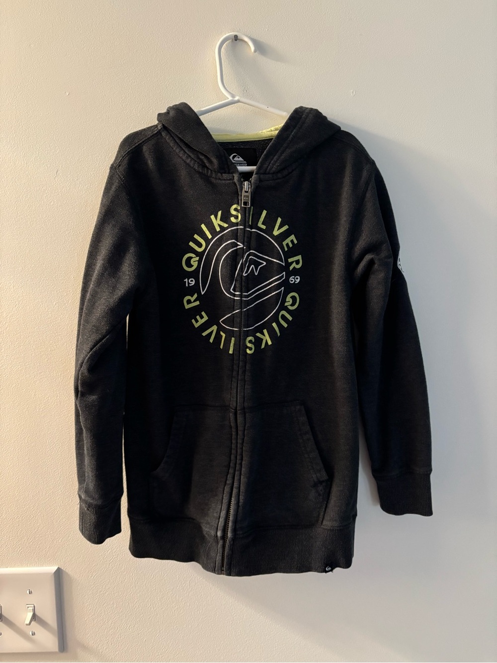 Quiksilver Boys Black Zip Hoodie with Lime Graphic Size 7/8 (M)